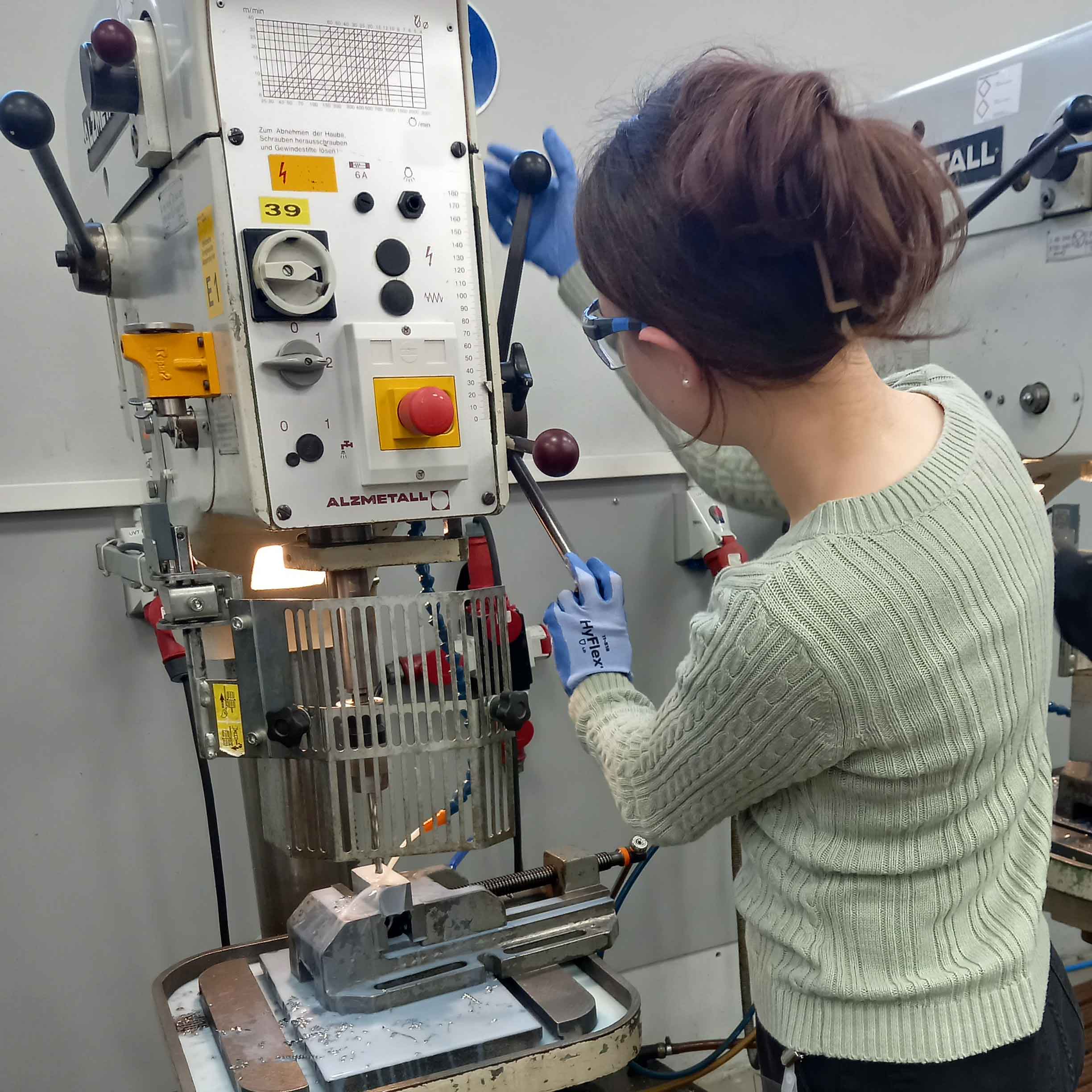 Teilnehmerin des MINT4girls Projektes arbeitet an einer Standbohrmaschine